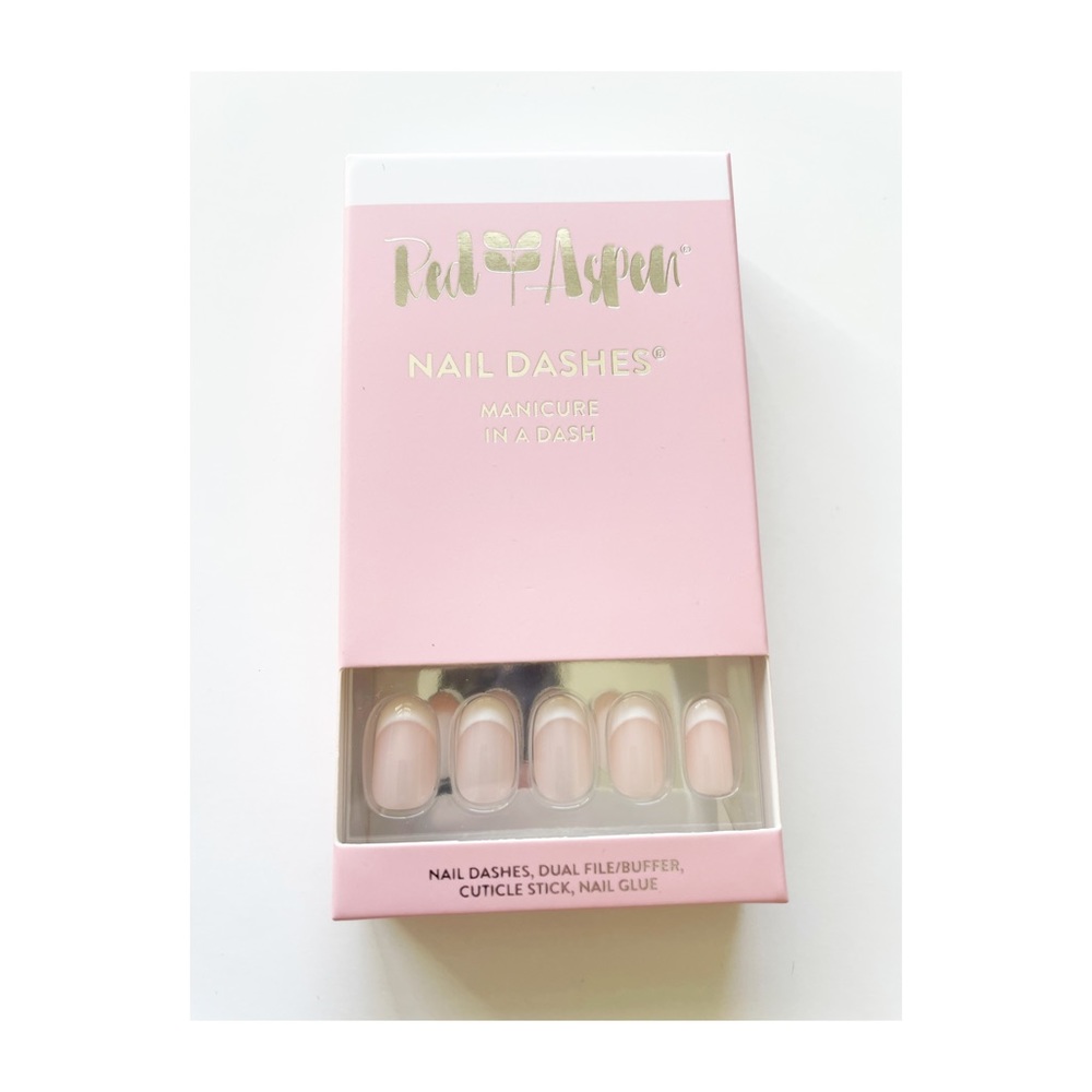 Red Aspen Bonjour, Julie medium round nail dash